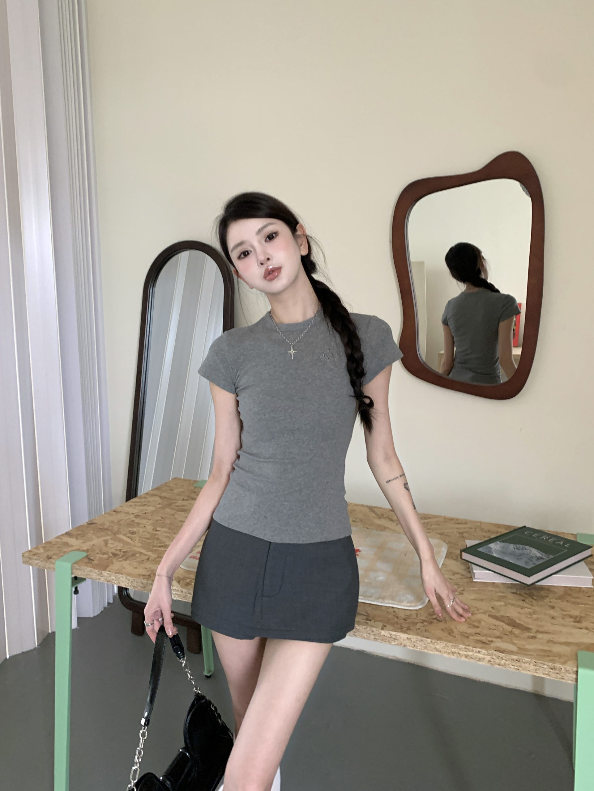 Minimalist Slim-Fit Round Neck Short Sleeve T-Shirt for Women - Classic Four-Color Design, Perfect for Casual and Y2K Styles