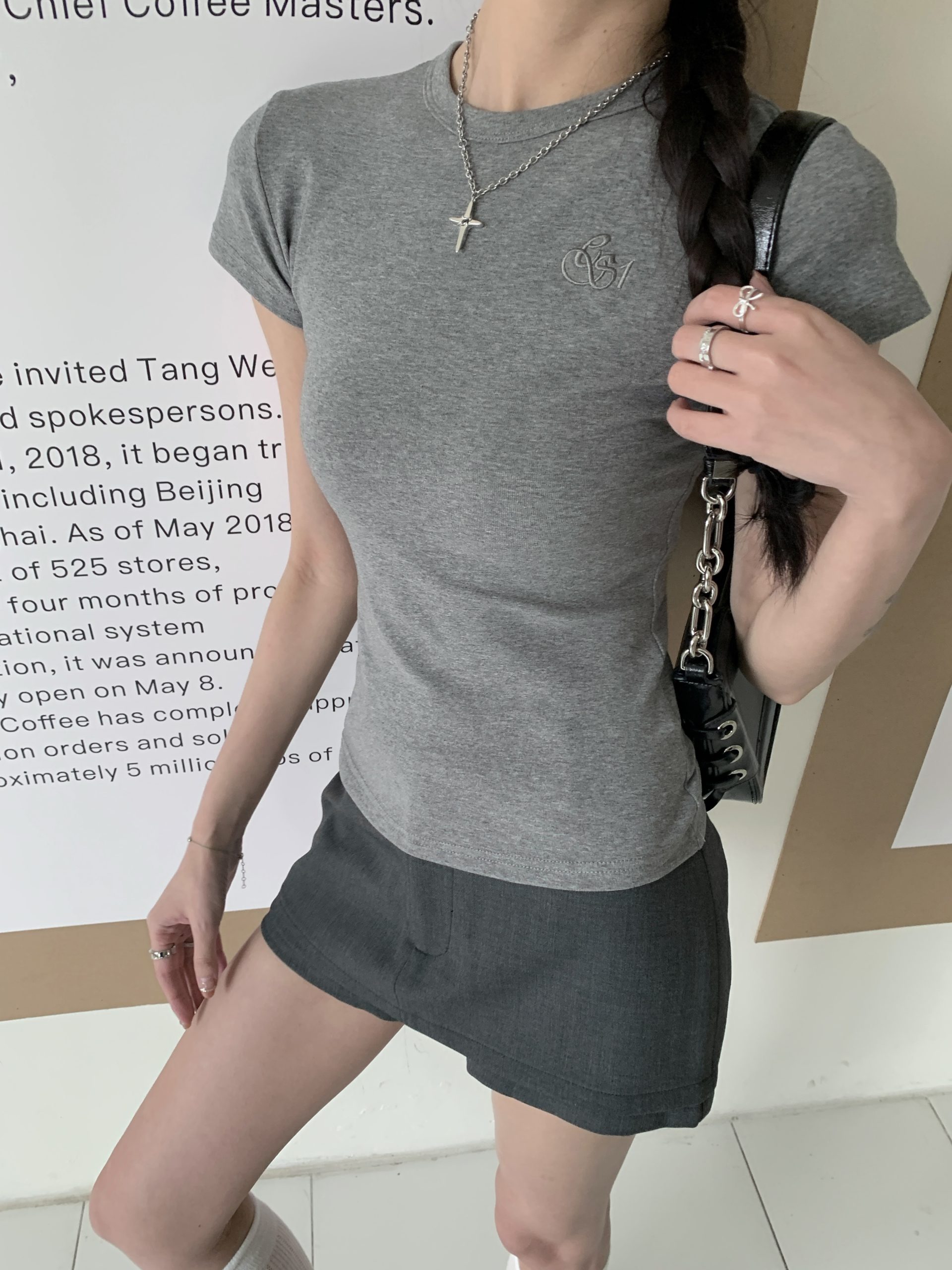 Minimalist Slim-Fit Round Neck Short Sleeve T-Shirt for Women - Classic Four-Color Design, Perfect for Casual and Y2K Styles