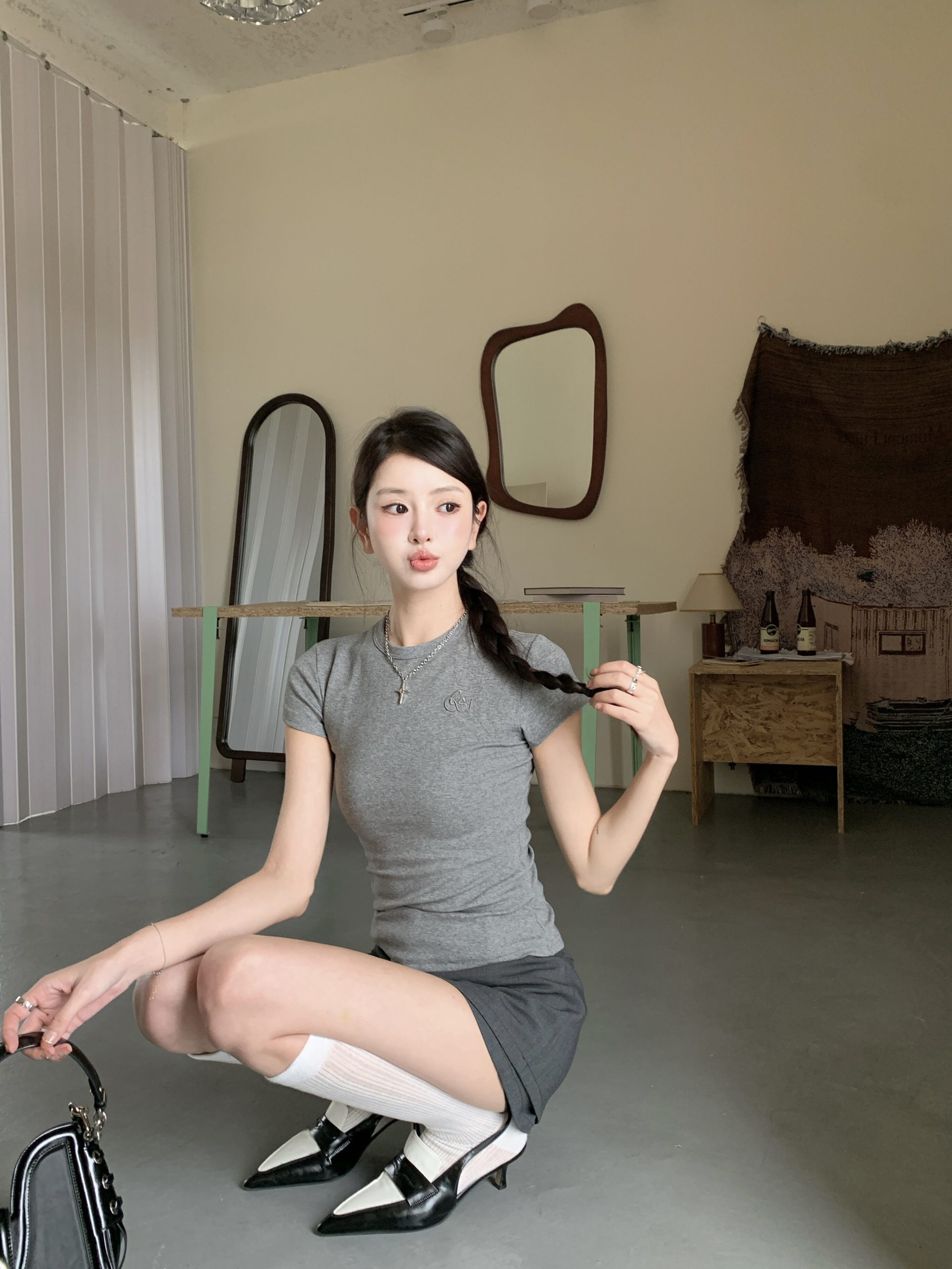 Minimalist Slim-Fit Round Neck Short Sleeve T-Shirt for Women - Classic Four-Color Design, Perfect for Casual and Y2K Styles