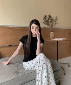 Minimalist Slim-Fit Round Neck Short Sleeve T-Shirt for Women - Classic Four-Color Design, Perfect for Casual and Y2K Styles