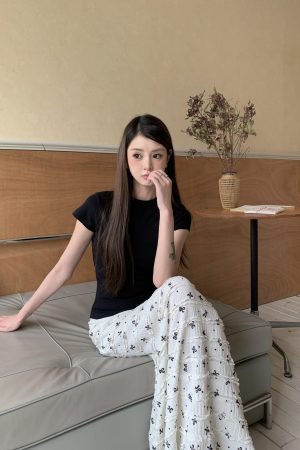 Minimalist Slim-Fit Round Neck Short Sleeve T-Shirt for Women - Classic Four-Color Design, Perfect for Casual and Y2K Styles