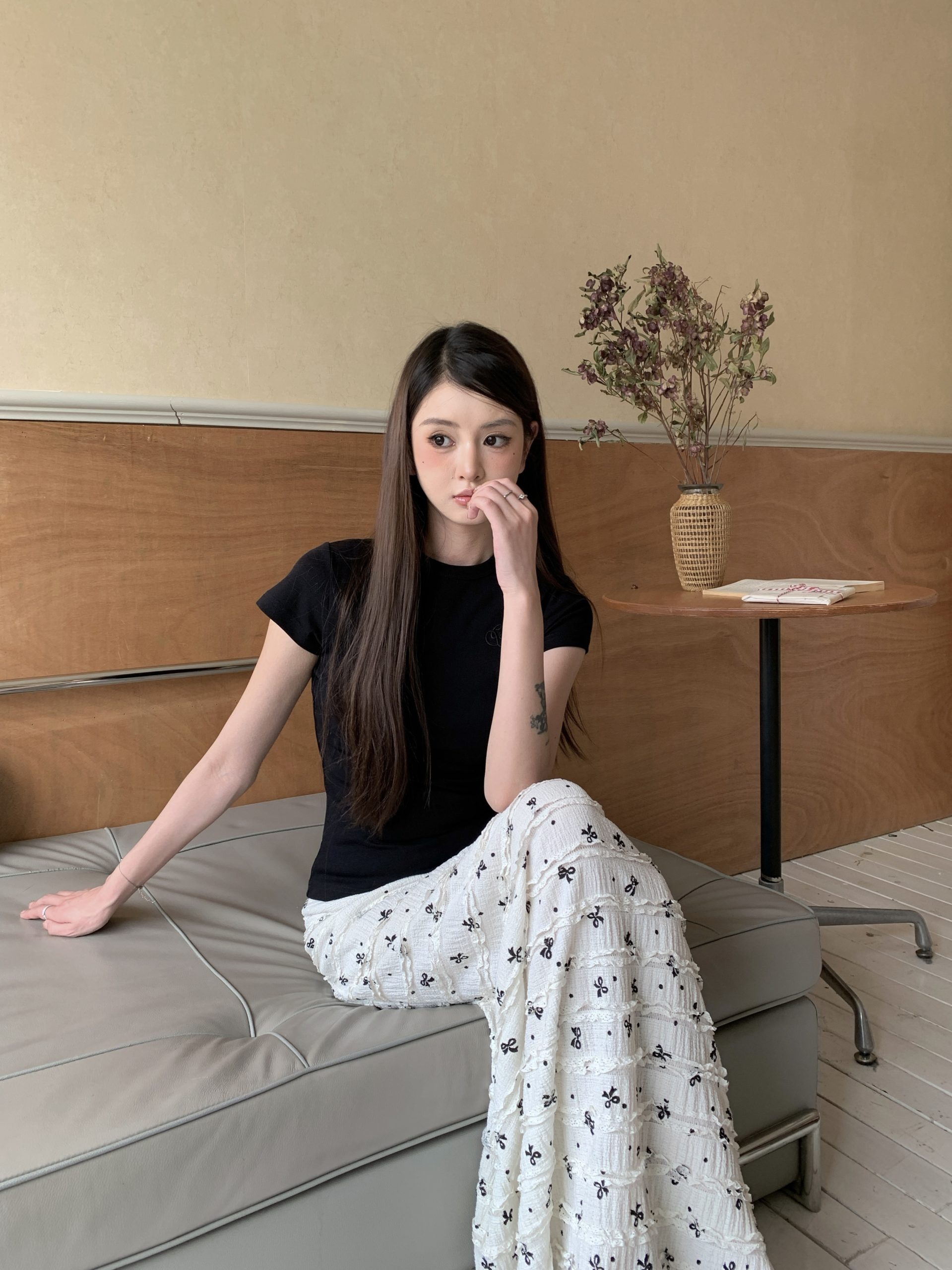 Minimalist Slim-Fit Round Neck Short Sleeve T-Shirt for Women - Classic Four-Color Design, Perfect for Casual and Y2K Styles