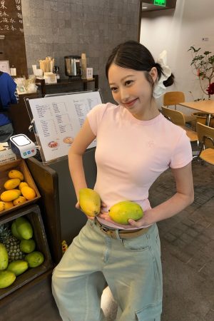Minimalist Slim-Fit Round Neck Short Sleeve T-Shirt for Women - Classic Four-Color Design, Perfect for Casual Y2K Style