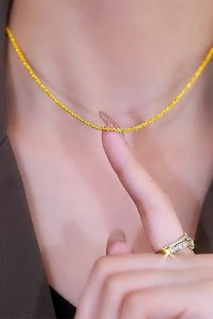 Minimalist Starry Sky Necklace for Women - Elegant Shimmering Clavicle Chain, Fashionable Plain Design, Trendy Light Luxury Accessory