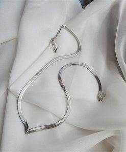 Minimalist V-Shaped Gold Clavicle Necklace for Women, Hip-Hop Style, Light Luxury Snake Bone Chain, Cool & Understated Fashion Accessory