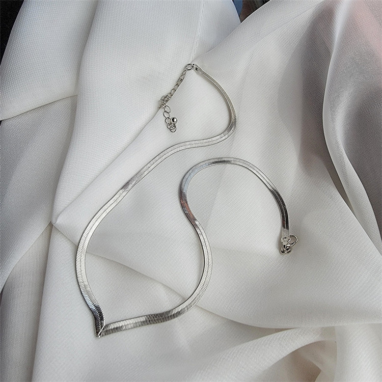 Minimalist V-Shaped Gold Clavicle Necklace for Women, Hip-Hop Style, Light Luxury Snake Bone Chain, Cool & Understated Fashion Accessory Minimalist V-Shaped Gold Clavicle Necklace for Women, Hip-Hop Style, Light Luxury Snake Bone Chain, Cool & Understated Fashion Accessory