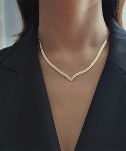 Minimalist V-Shaped Gold Clavicle Necklace for Women, Hip-Hop Style, Light Luxury Snake Bone Chain, Cool & Understated Fashion Accessory