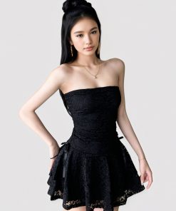 Minimalist Vintage Black Lace Strapless Bow Dress - Sexy Waist-Cinching A-Line Short Skirt for Summer Events and Parties