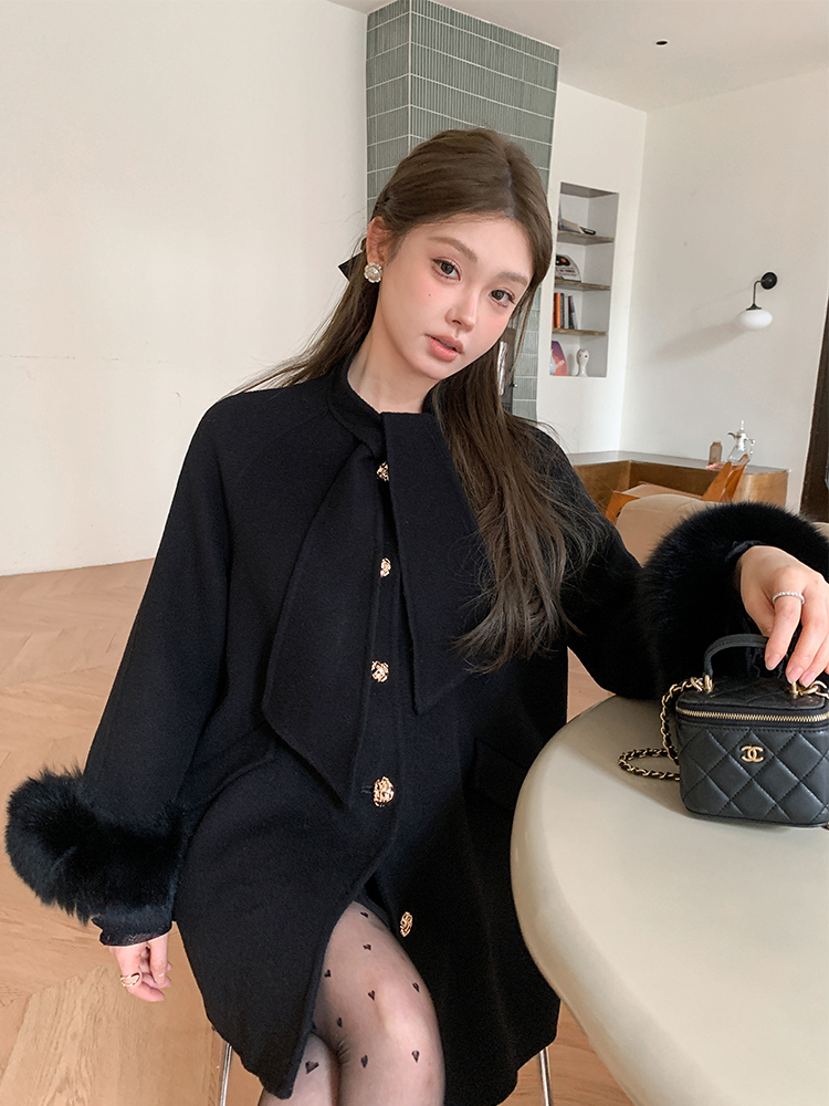 Mrs. Hepburn-Style Black Double-Sided Wool Coat for Women with Fox Fur Trim - 2025 High-End Outerwear Mrs. Hepburn-Style Black Double-Sided Wool Coat for Women with Fox Fur Trim - 2025 High-End Outerwear