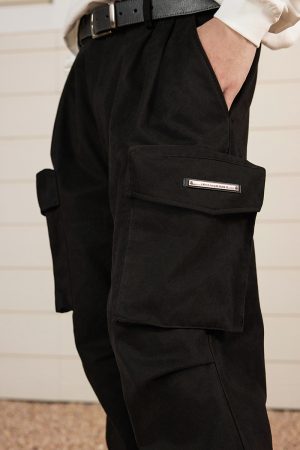 Multi-Pocket Pleated Cargo Pants with Metal Tag - Clean Fit Long Work Pants for Versatile Style and Functionality