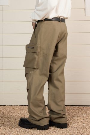 Multi-Pocket Pleated Cargo Pants with Metal Tag - Clean Fit Long Work Pants for Versatile Style and Functionality