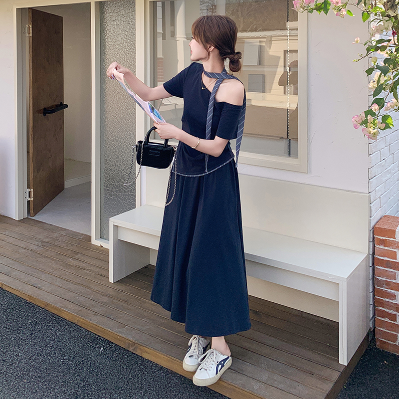 Navy Blue Off-Shoulder Top and Skirt Two-Piece Set - Elegant Summer OOTD for a Chic, Age-Reducing Look Navy Blue Off-Shoulder Top and Skirt Two-Piece Set - Elegant Summer OOTD for a Chic, Age-Reducing Look