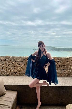 Off-Shoulder High-End V-Neck Dress for Women - Relaxed Weekend Style for Socialites, Chic Evening Wear