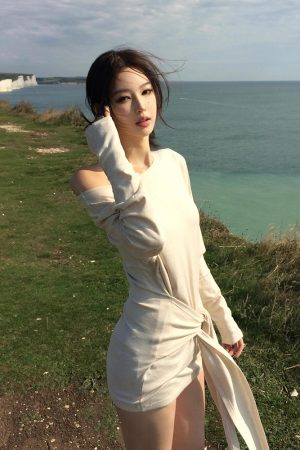 Off-Shoulder Long Sleeve Bodycon Dress for Women - French Style, Waist-Cinching, Spicy Girl Fashion for Spring and Summer