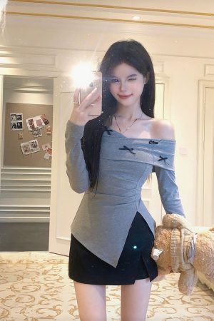 Off-Shoulder Sweet and Spicy Top & Short Skirt Set for Women, Bow Tie, Slim Fit, Long Sleeves, Spring Fashion