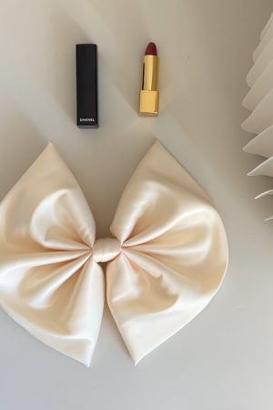 Oversized Bow Hair Clip - Minimalist Black and White Spring Accessory - High-End Korean Style Fashion Statement