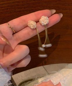 Pearl Camellia Tassel Earrings - Niche Retro Light Luxury Design, High-End Statement Jewelry for Elegant Style