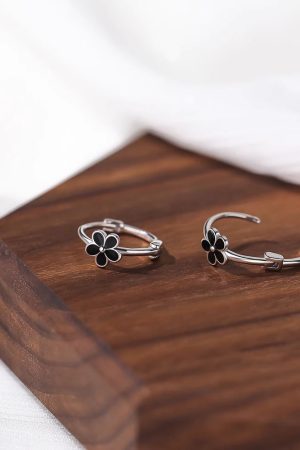 Petal Earrings for Women, 2025 Trendy Ear Clips, High-End Feel, No-Sleep Design, Chic Hoops, Stylish Ear Accessories
