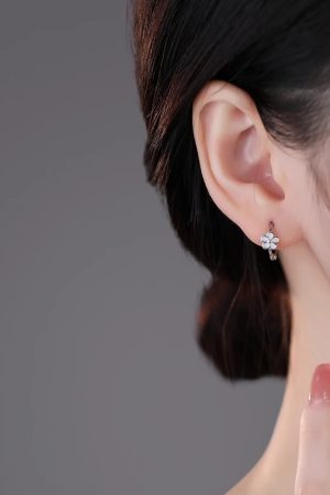 Petal Earrings for Women, 2025 Trendy Ear Clips, High-End Feel, No-Sleep Design, Chic Hoops, Stylish Ear Accessories