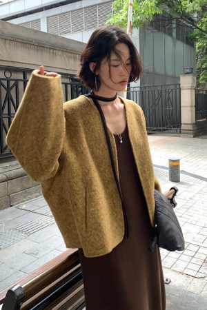 Petite Camel Cashmere No-Button Short V-Neck Coat in Su Bo Changqing Style - Chic Minimalist Outerwear for Fall and Winter