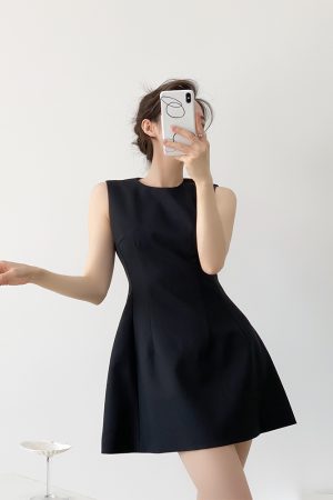 Petite Women's High-End Black Sleeveless Tank Dress, Waist-Cinching Slimming Short Skirt, Elegant Chic Style