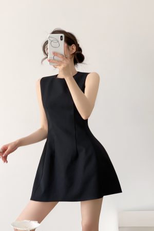 Petite Women's High-End Black Sleeveless Tank Dress, Waist-Cinching Slimming Short Skirt, Elegant Chic Style