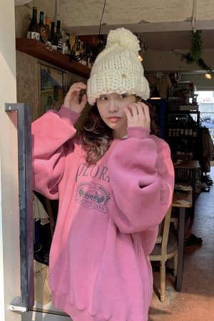 Plum Powder Fleece-Lined Sweatshirt - Loose Fit Winter Sportswear in Korean Style