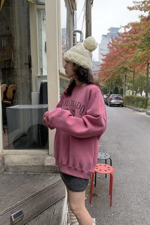 Plum Powder Fleece-Lined Sweatshirt - Loose Fit Winter Sportswear in Korean Style