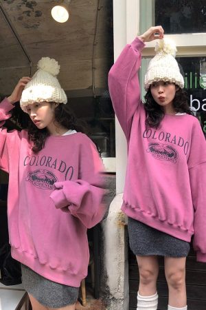 Plum Powder Fleece-Lined Sweatshirt - Loose Fit Winter Sportswear in Korean Style