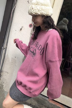 Plum Powder Fleece-Lined Sweatshirt - Loose Fit Winter Sportswear in Korean Style