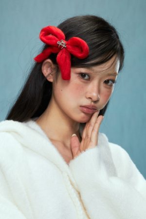 Plush Bow Hair Clip for Winter 2025 - Cozy Felt Hair Accessory for Chic Hairstyles, Perfect for Casual and Festive Looks