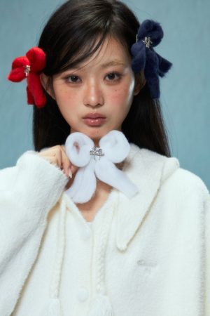 Plush Bow Hair Clip for Winter 2025 - Cozy Felt Hair Accessory for Chic Hairstyles, Perfect for Casual and Festive Looks
