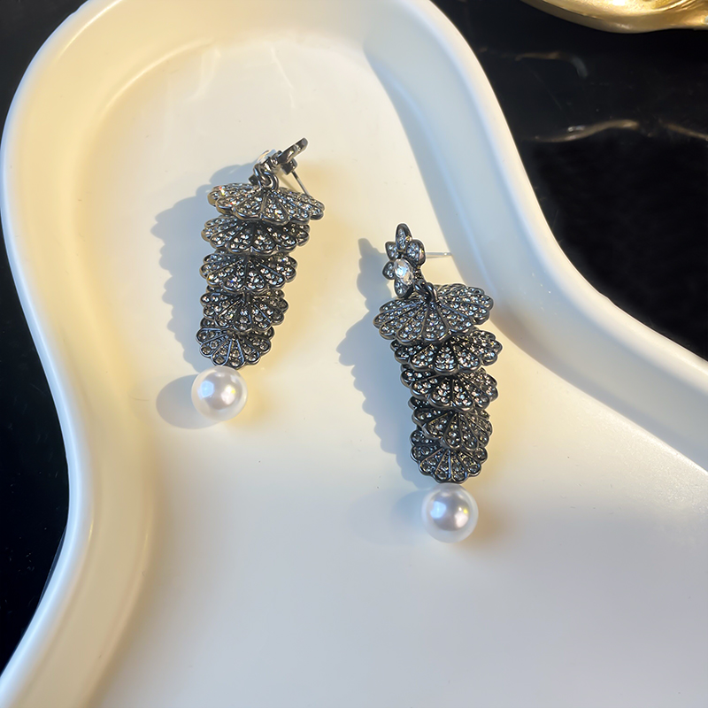 Quirky Cute Long Diamond-Studded Earrings for European American Style, Fashionable Personality-Enhancing Accessories Quirky Cute Long Diamond-Studded Earrings for European American Style, Fashionable Personality-Enhancing Accessories