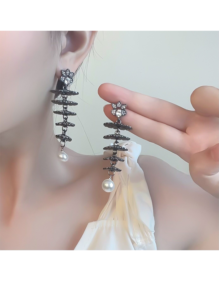 Quirky Cute Long Diamond-Studded Earrings for European American Style, Fashionable Personality-Enhancing Accessories Quirky Cute Long Diamond-Studded Earrings for European American Style, Fashionable Personality-Enhancing Accessories