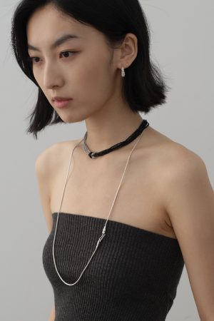Relaxed Elegant Long Minimalist Snake Bone Chain Sweater Necklace for Autumn Winter Fashion