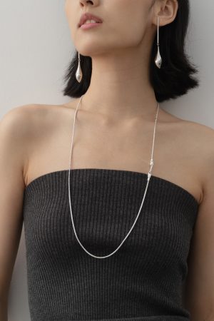 Relaxed Elegant Long Minimalist Snake Bone Chain Sweater Necklace for Autumn Winter Fashion