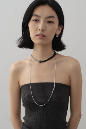 Relaxed Elegant Long Minimalist Snake Bone Chain Sweater Necklace for Autumn Winter Fashion