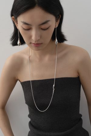 Relaxed Elegant Long Minimalist Snake Bone Chain Sweater Necklace for Autumn Winter Fashion