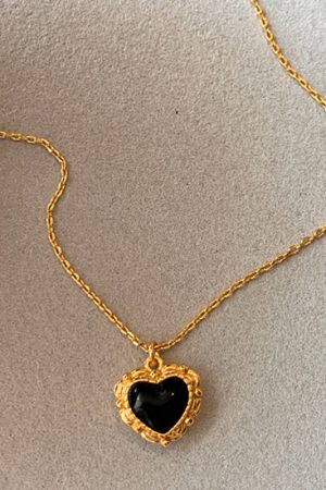 Retro Black Agate and White Mother-of-Pearl Heart Pendant Necklace for Women - Trendy Layered Clavicle Chain for 2025 Fashion