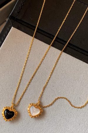 Retro Black Agate and White Mother-of-Pearl Heart Pendant Necklace for Women - Trendy Layered Clavicle Chain for 2025 Fashion