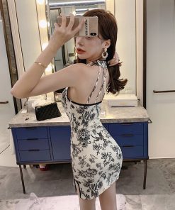 Retro Chinese Style Bodycon Dress - Backless Halter Qipao with Printed Design for a Sexy, Trendy Look