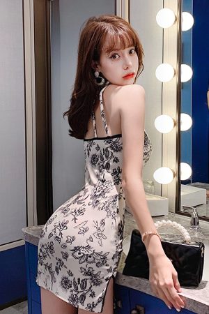 Retro Chinese Style Bodycon Dress - Backless Halter Qipao with Printed Design for a Sexy, Trendy Look