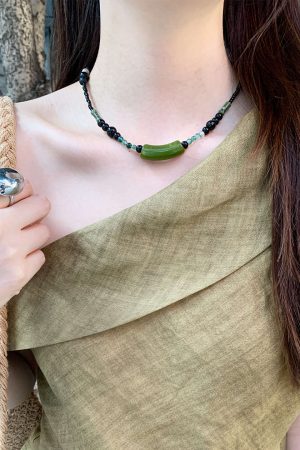 Retro Chinese-Style Dark Green Beaded Necklace for Women, Layered Ethnic Clavicle Chain, Versatile Fashion Accessory