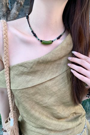 Retro Chinese-Style Dark Green Beaded Necklace for Women, Layered Ethnic Clavicle Chain, Versatile Fashion Accessory
