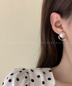 Retro Circle Large Pearl Earrings for Women - French High-End Design Ear Studs, Light Luxury 2025 Style