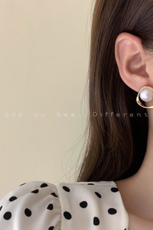 Retro Circle Large Pearl Earrings for Women - French High-End Design Ear Studs, Light Luxury 2025 Style