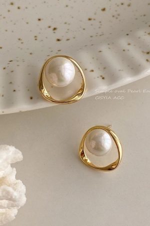 Retro Circle Large Pearl Earrings for Women - French High-End Design Ear Studs, Light Luxury 2025 Style