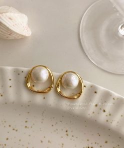 Retro Circle Large Pearl Earrings for Women - French High-End Design Ear Studs, Light Luxury 2025 Style