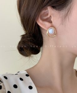 Retro Circle Large Pearl Earrings for Women - French High-End Design Ear Studs, Light Luxury 2025 Style