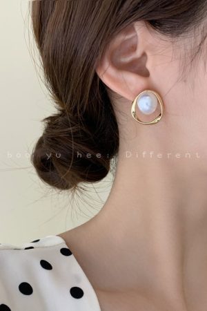 Retro Circle Large Pearl Earrings for Women - French High-End Design Ear Studs, Light Luxury 2025 Style